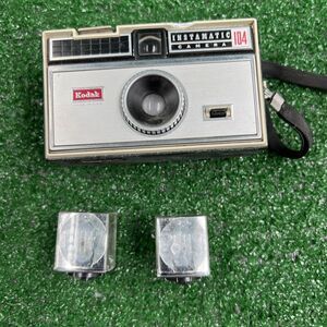 Vintage Kodak Instamatic 104 Film‎ Camera With 2 Sylvania Flash Cubes